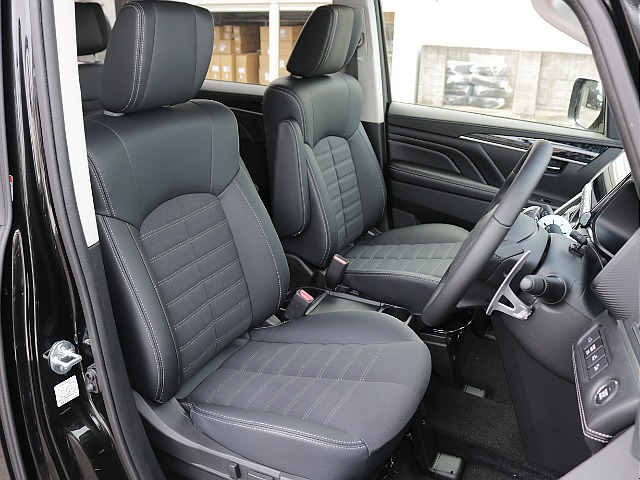 運転席助手席シートはシャモニー専用のコンビネーションシート生地になっております！！座面と背もたれ面は撥水機能付きです！！