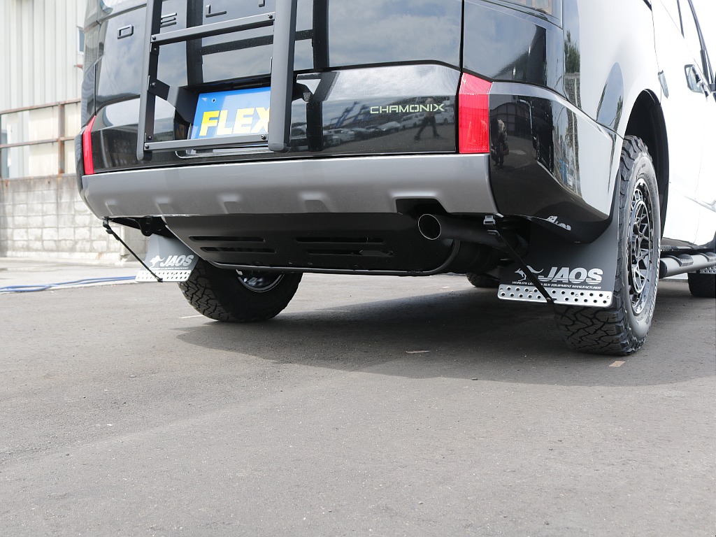マッドフラップやブラックエンブレムなどカスタム盛りだくさん車両となっております♪