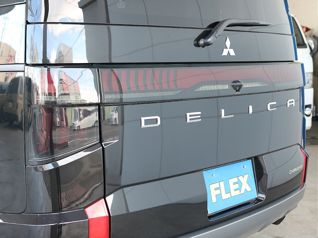 FLEXオリジナルカラーULTLAテールランプ装着済みでウィンカーは流れるシーケンシャルタイプになっております☆☆