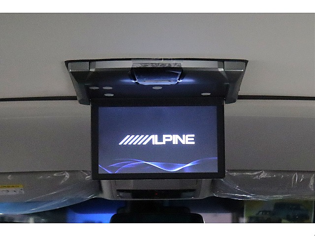 後席にはアルパイン製10インチフリップダウンモニター！