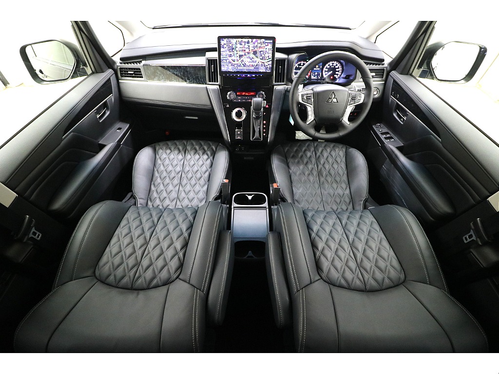 ブラックを基調とした本革シートとバール杢との相性も抜群です♪