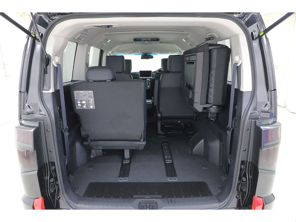 ラゲッジルームになります☆シートのスライドも可能で、広さと使い易さを兼ね備えております♪