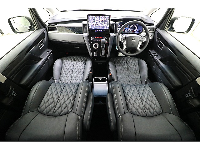 ブラックを基調とした本革シートとバール杢との相性も抜群です♪