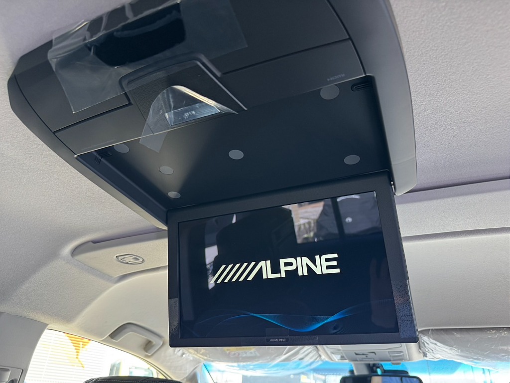 ALPINE　12.8インチフリップダウンモニターも装備されております！
