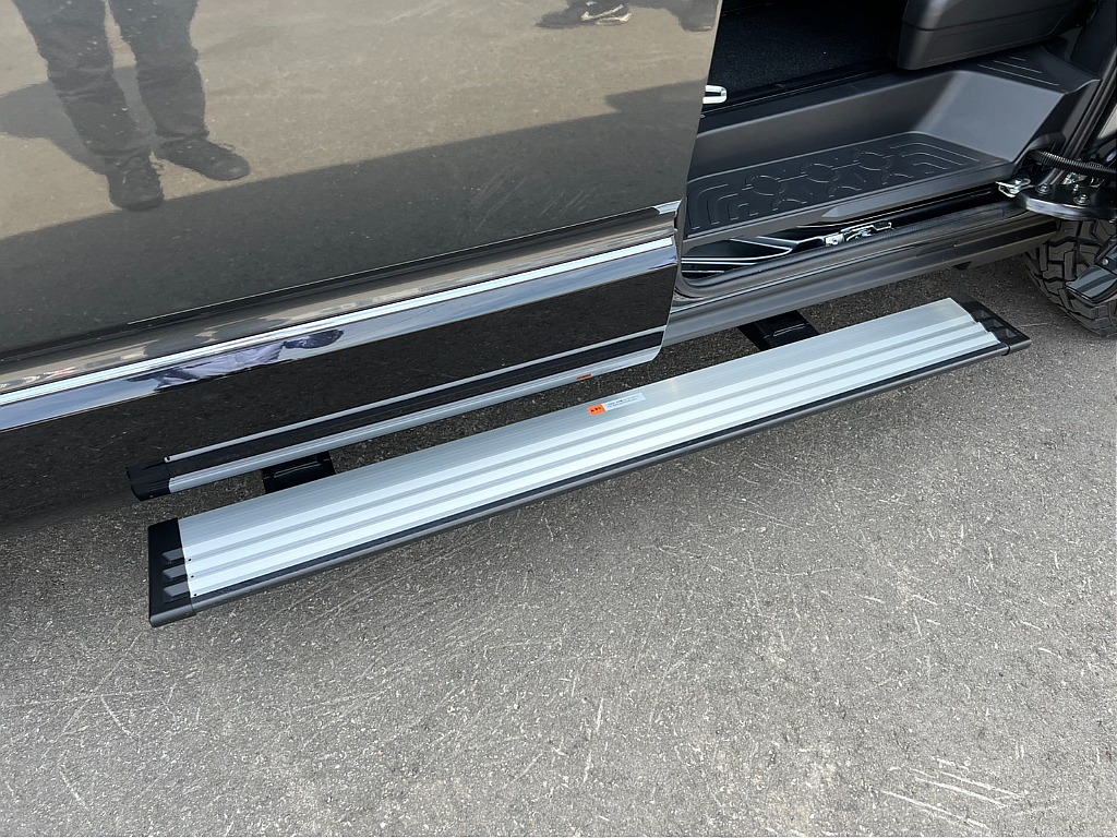 電動サイドステップも装備されております！