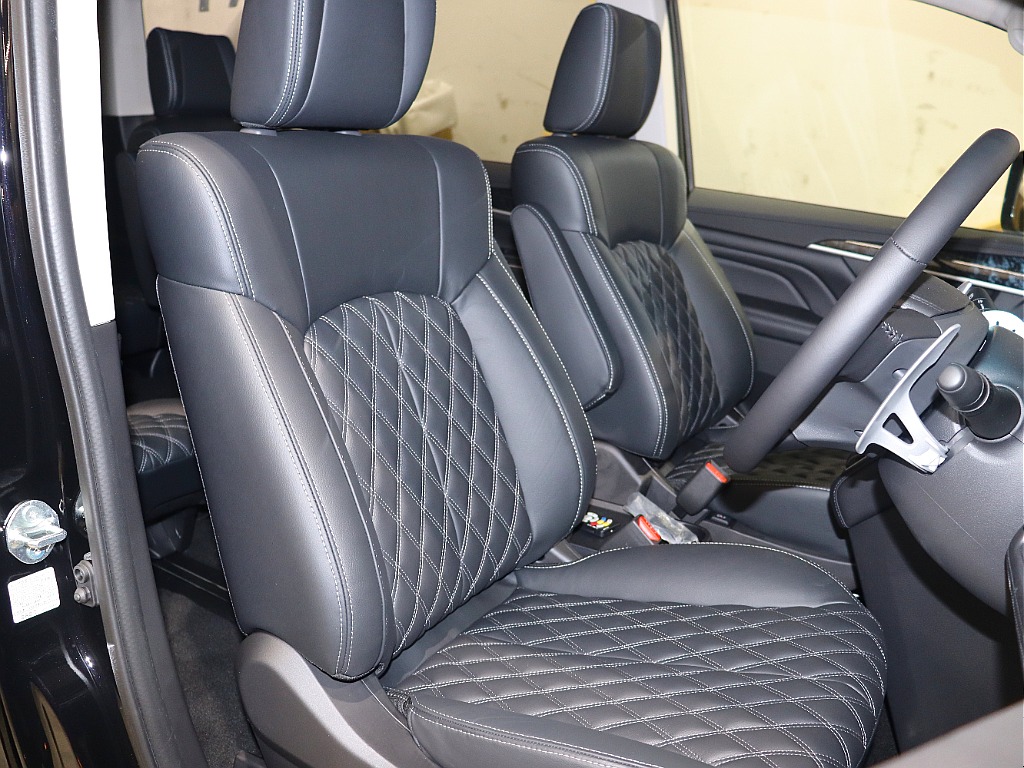 車内に入ると当たり前ですが新車の匂いがします！ 新車が即納車っていいですよね！