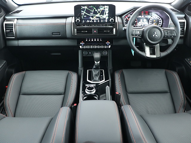 1列目はご覧の通り！シートヒーター完備！冬場も快適にお乗りいただけます！