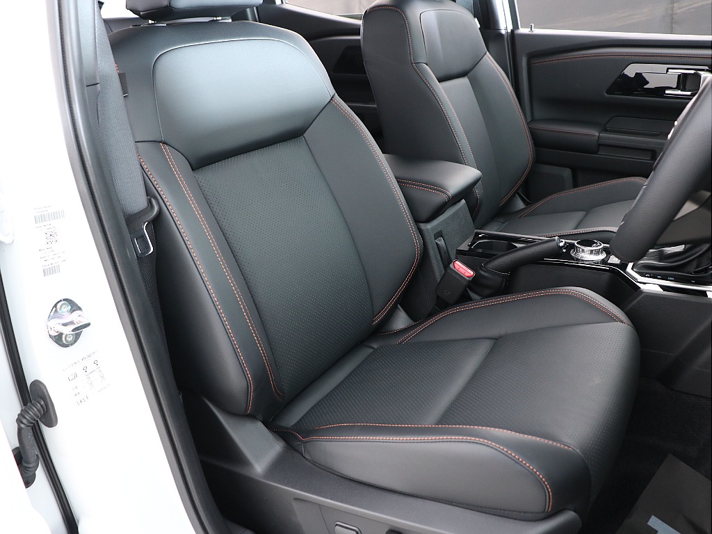 本革レザーシート！GSRグレード限定のオレンジステッチが高級感を引き出してくれます！