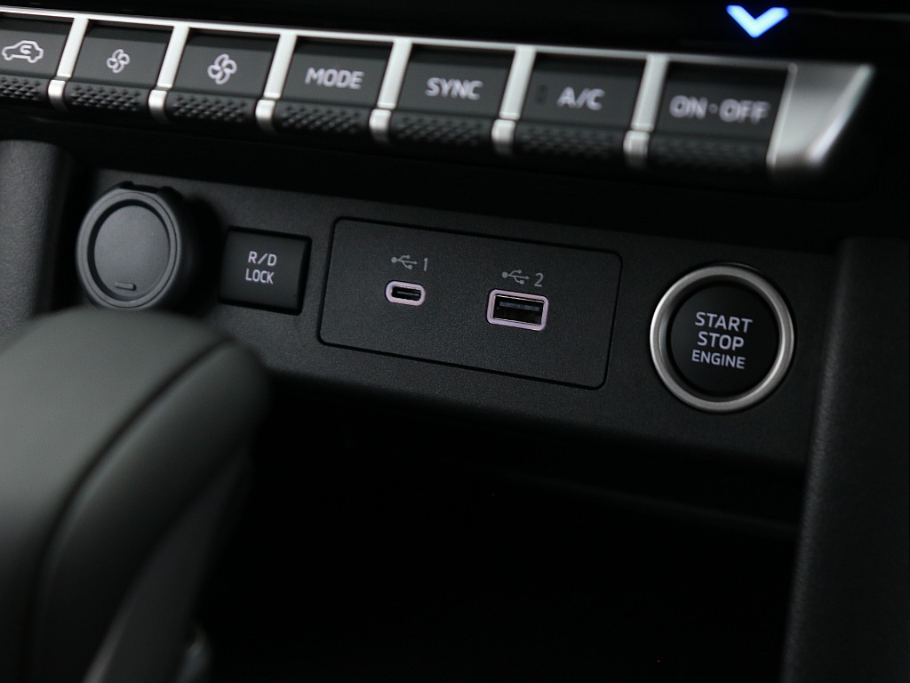 充電コネクター！ディスプレイオーディオに対応してカープレイも使用可能です！