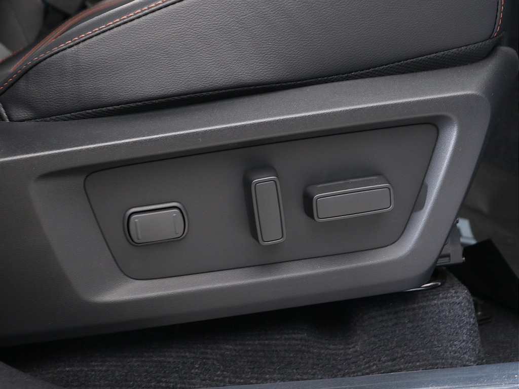 電動パワーシート標準装備！