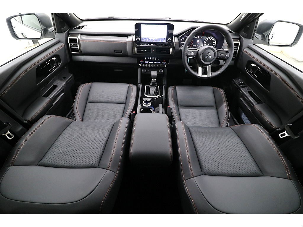 ブラックを基調とした“ＧＳＲ”専用内装に“ＧＳＲ”専用のオレンジステッチが相性抜群です♪