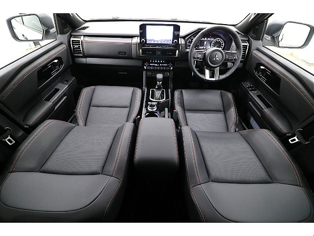 ブラックを基調とした“GSR”専用内装に“GSR”専用のオレンジステッチが相性抜群です♪