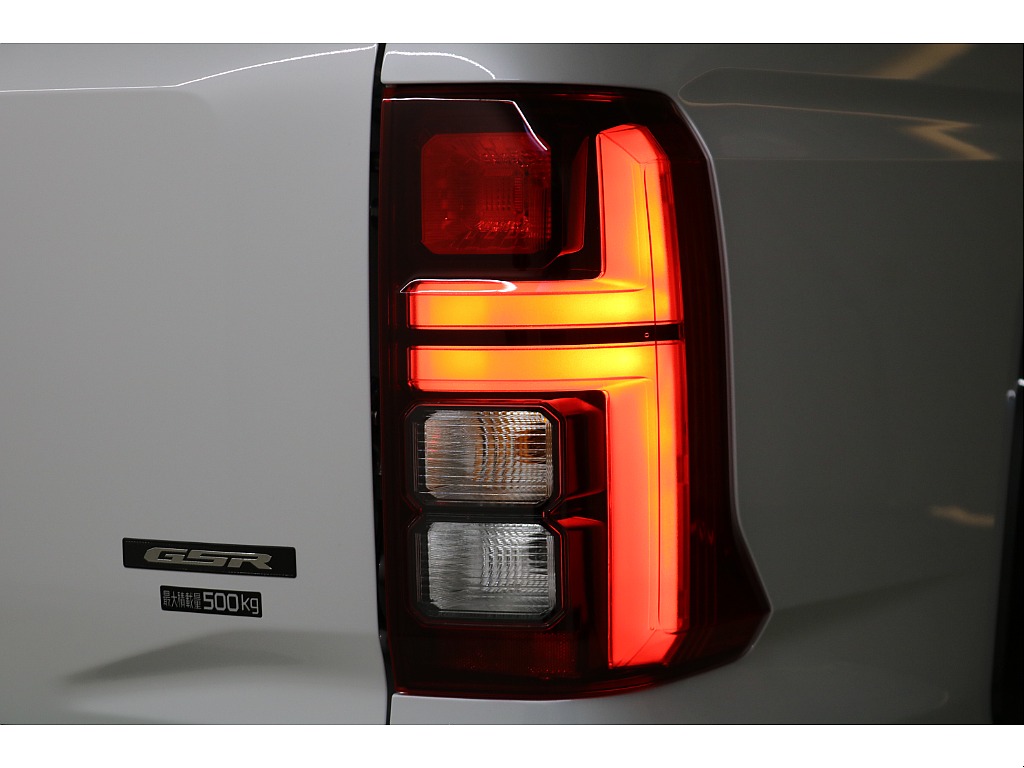 専用リヤバンパー☆専用リヤゲートハンドル＆ガーニッシュ☆専用サイドステップ（ダークチタン加飾付）ＬＥＤリヤコンビネーションランプ☆新品ＪＡＯＳリフトＵＰコイル☆専用ルーフレール（ブラック）☆