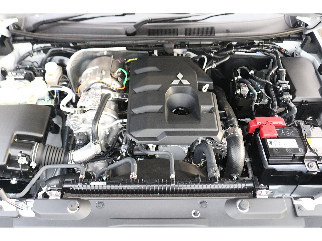 新開発2.4Lクリーニンディーゼル搭載！8速ATで力強さと快適さを兼ね備えた1台です♪