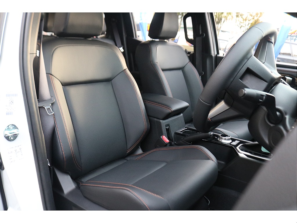 シートヒータを完備した本革シートも魅力的ポイント♪
