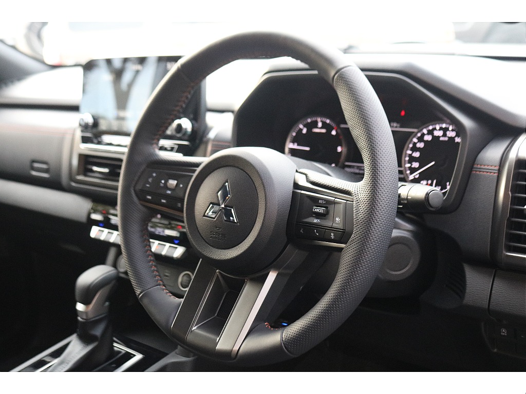 本革巻ステアリング！高級感・操作性・機能性と安心サポート♪ステアリングヒーター・クルーズコントロール等も備わっています☆彡