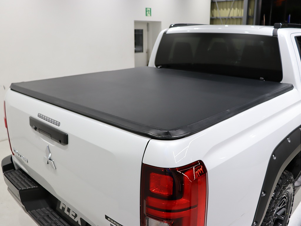 GIギア製３つ折りトノカバー装備！