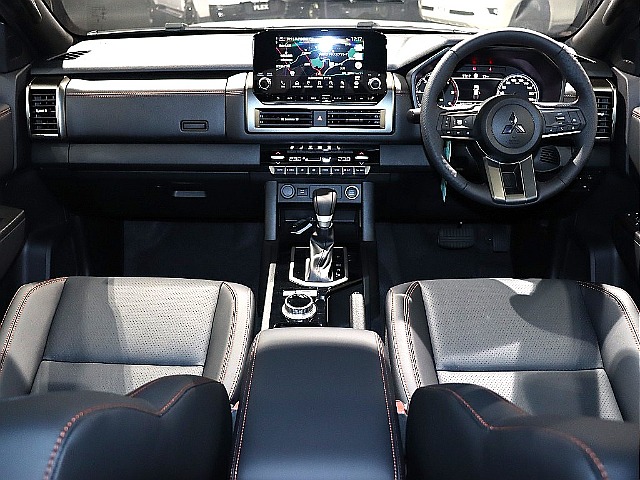 機能性と高級感溢れるインパネ周り!