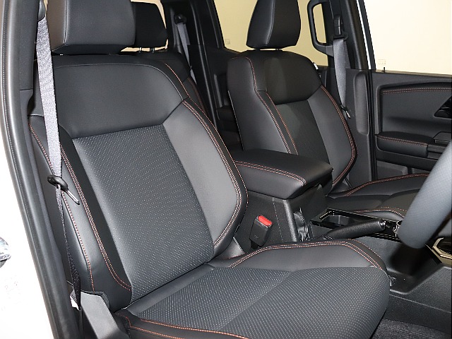 オレンジステッチ付きレザーシート!