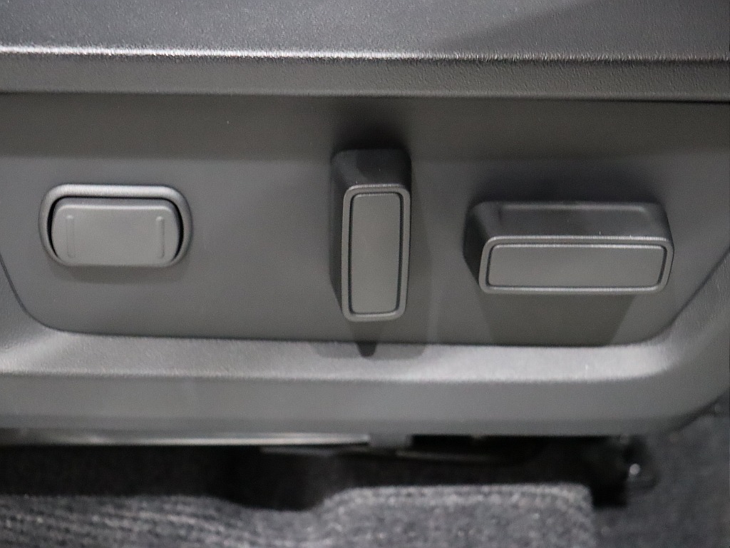 運転席はパワーシート仕様！