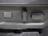 運転席はパワーシート仕様！