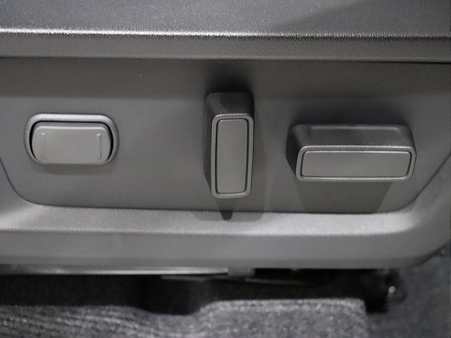 運転席はパワーシート仕様!