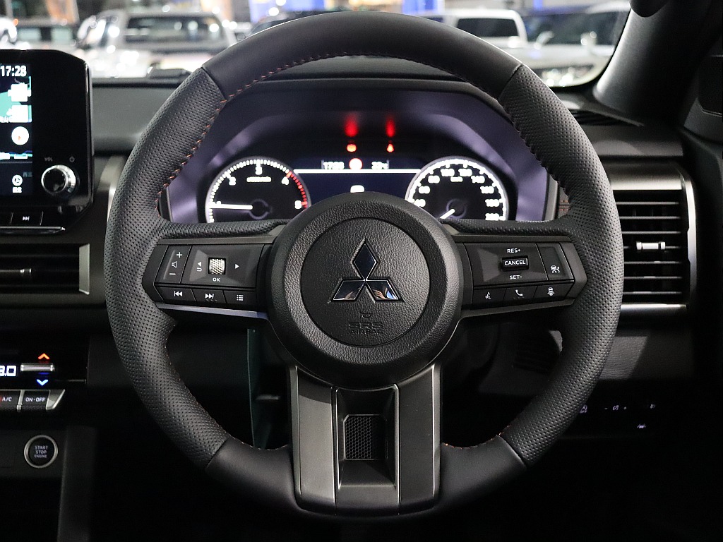 本革巻きステアリング！