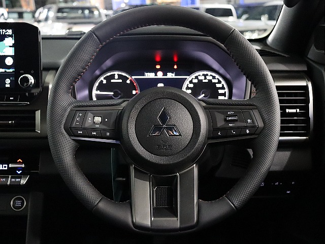 本革巻きステアリング!