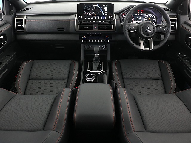 1列目！シートにもオレンジステッチ！高級感ある仕上がり♪