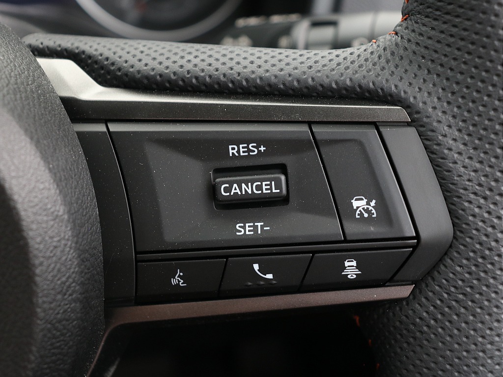 ステアリングスイッチ右！