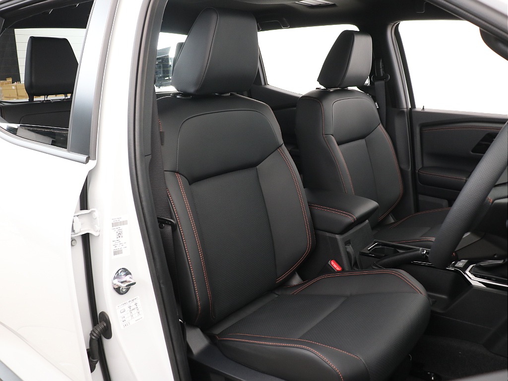 ピックアップとは思えないくらい車内空間が広いです！