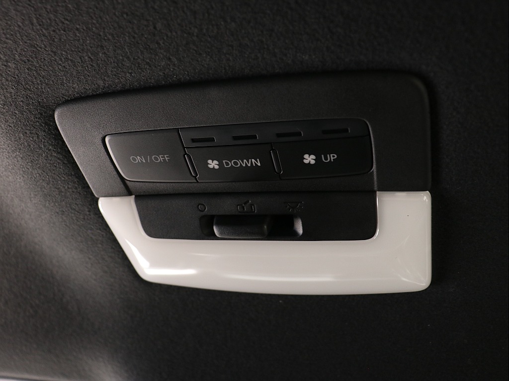 セカンドシート用エアコン操作部！