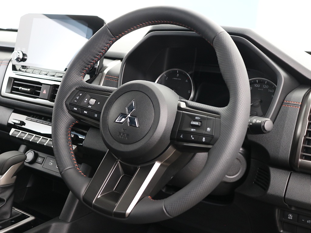 ステアリングリモコンも充実しており、運転中も安全に走行できる仕様になっております！