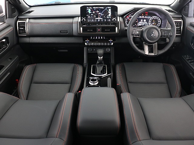 水平基調のインパネでドライバーの方も安心して乗れる仕様となっております！