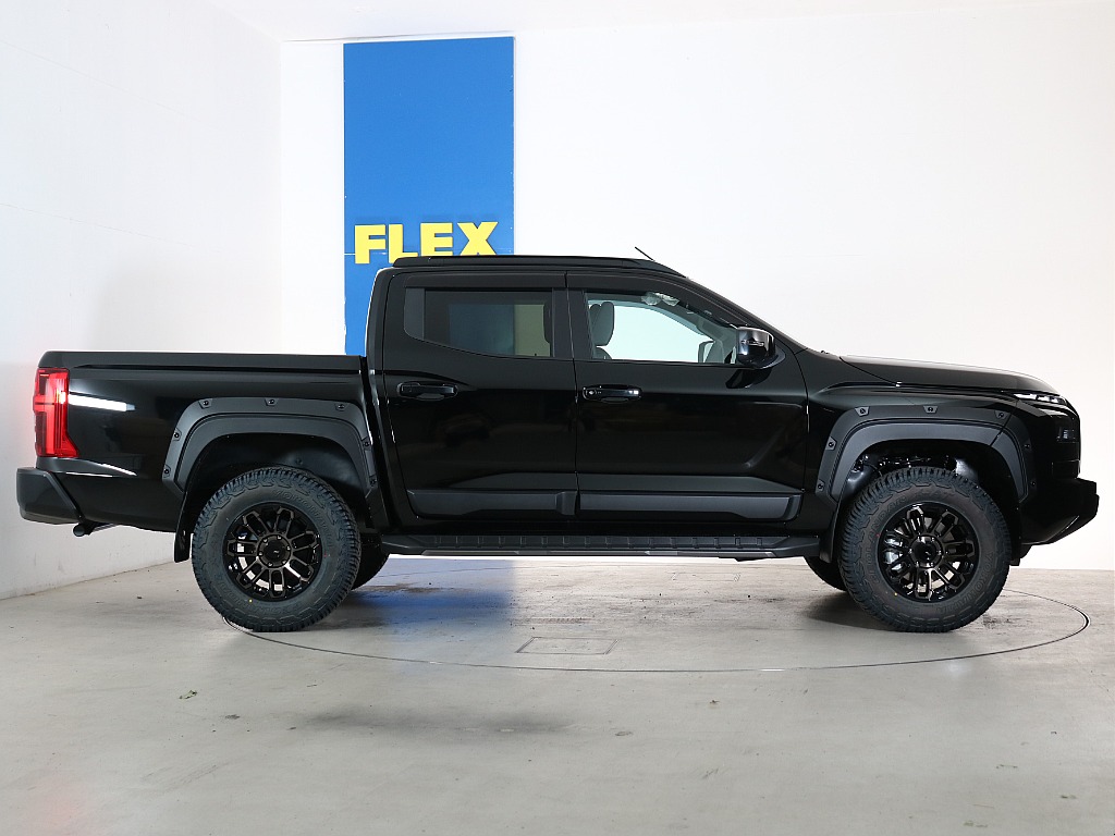 純正フェンダーモール＆ドアガーニッシュで無骨感満載！