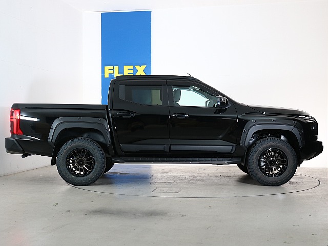 純正フェンダーモール＆ドアガーニッシュで無骨感満載！