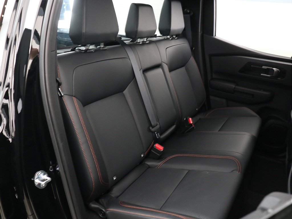 2列目もかなり広々とした印象でリアサーキュレーターもついているので快適にお乗りいただけます！