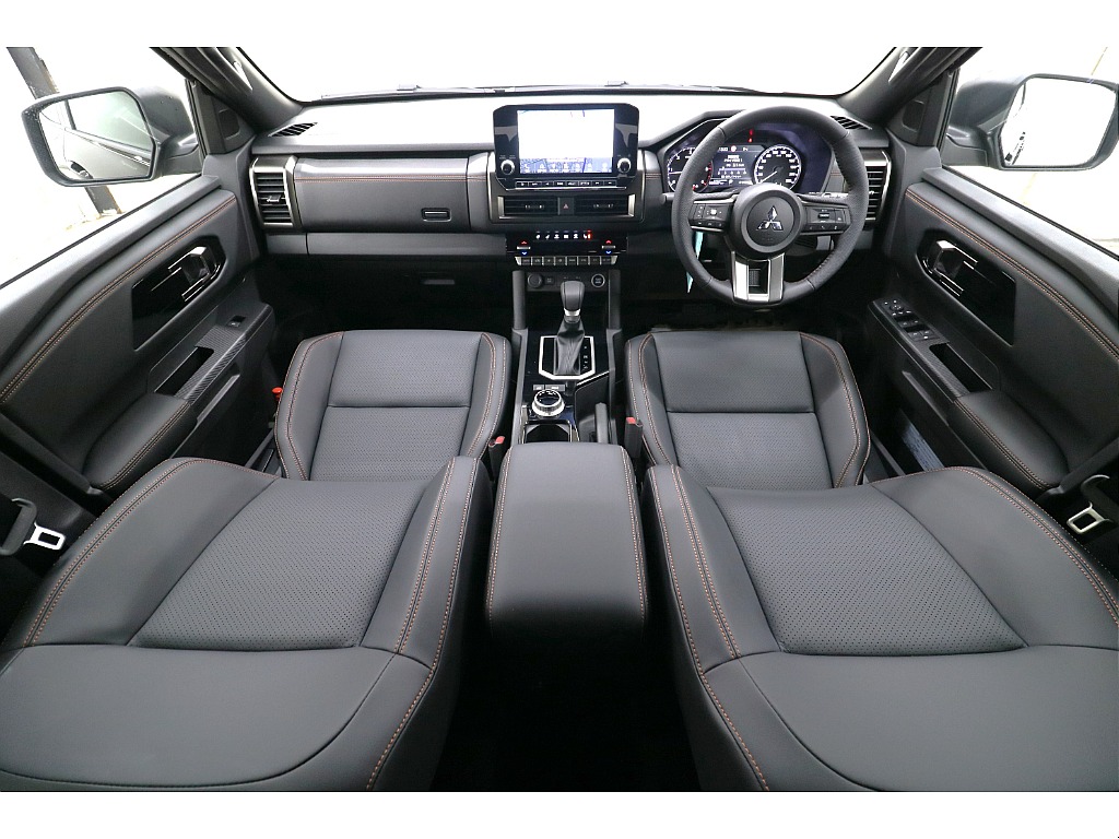 ブラックを基調とした“ＧＳＲ”専用内装に“ＧＳＲ”専用のオレンジステッチが相性抜群です♪