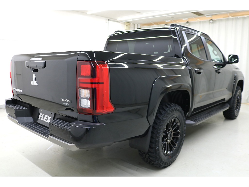 専用バンパーガーニッシュ☆専用カラードフロントグリル☆専用フロントアンダーガーニッシュ☆専用ホイールアーチモール☆ＬＥＤヘッドランプ＆フォグランプ☆ＬＥＤデイタイムランニングランプ（ポジション一体型）