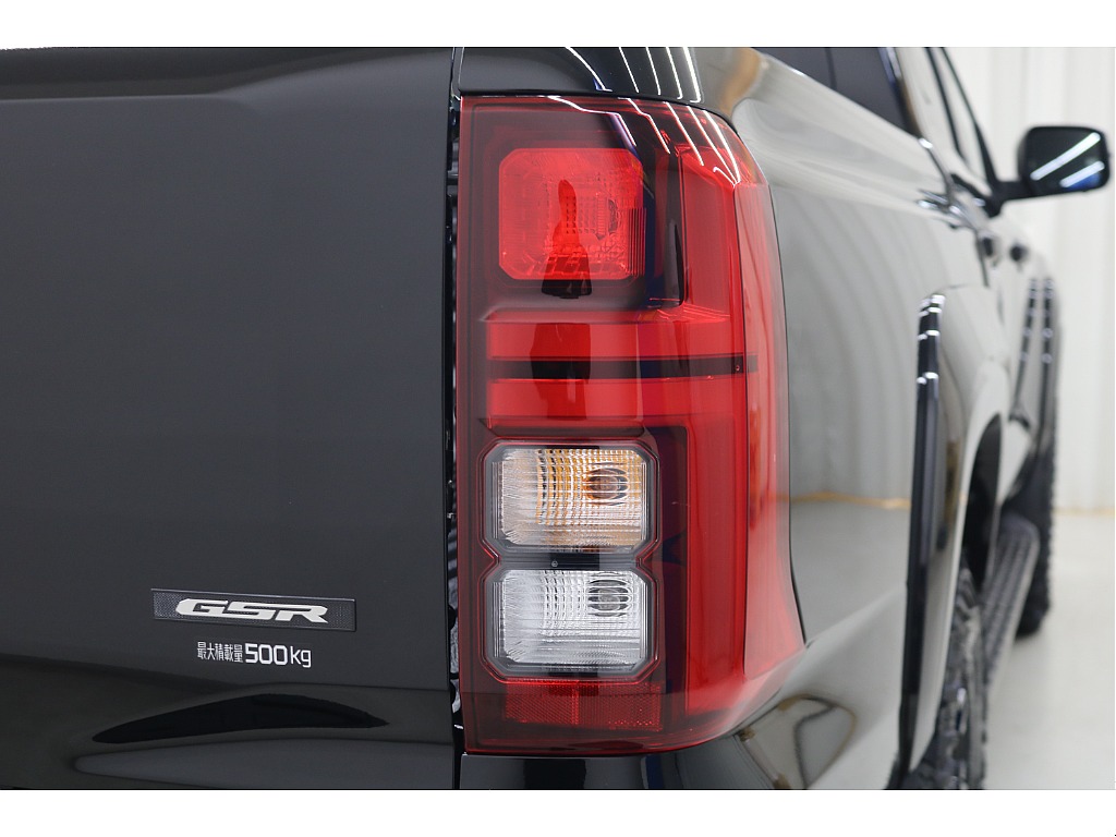 専用バンパーガーニッシュ☆専用カラードフロントグリル☆専用フロントアンダーガーニッシュ☆専用ホイールアーチモール☆ＬＥＤヘッドランプ＆フォグランプ☆ＬＥＤデイタイムランニングランプ（ポジション一体型）