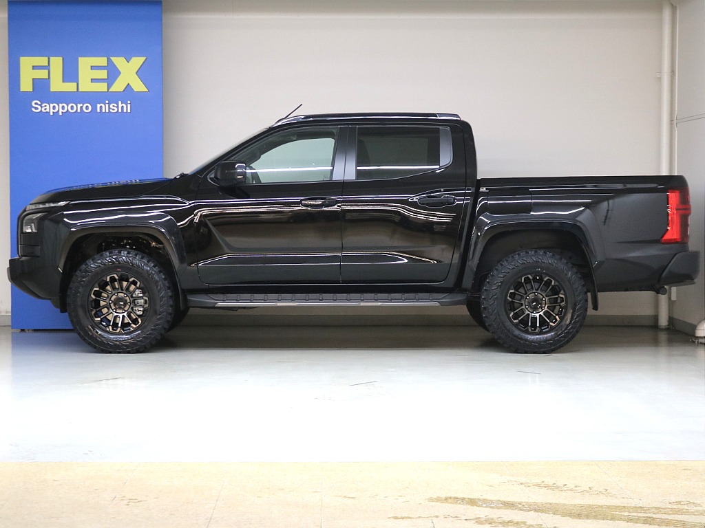 MITSUBISHI　e-Assist☆純正９インチナビゲーションＷＶＧＡ薄型ディスプレイ☆運転席／助手席シートヒーター☆ステアリングヒーター☆リヤサーキュレーター☆ＵＶカット機能付プライバシーガラス