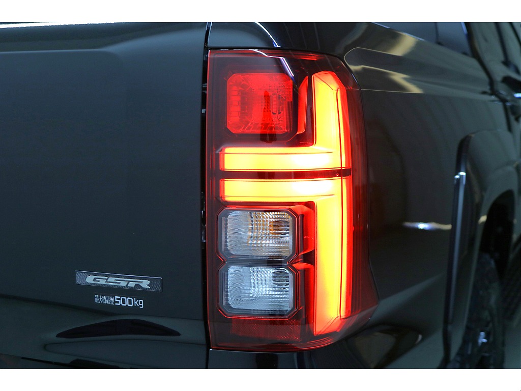 専用リヤバンパー☆専用リヤゲートハンドル＆ガーニッシュ☆専用サイドステップ（ダークチタン加飾付）ＬＥＤリヤコンビネーションランプ☆新品ＪＡＯＳリフトＵＰコイル☆専用ルーフレール（ブラック）☆