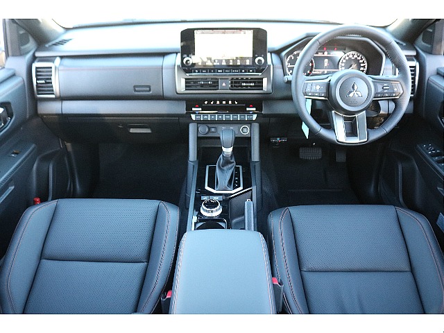 タフな外見からは想像できない程ラグジュアリーな内装☆彡高級感のあるインテリアです♪