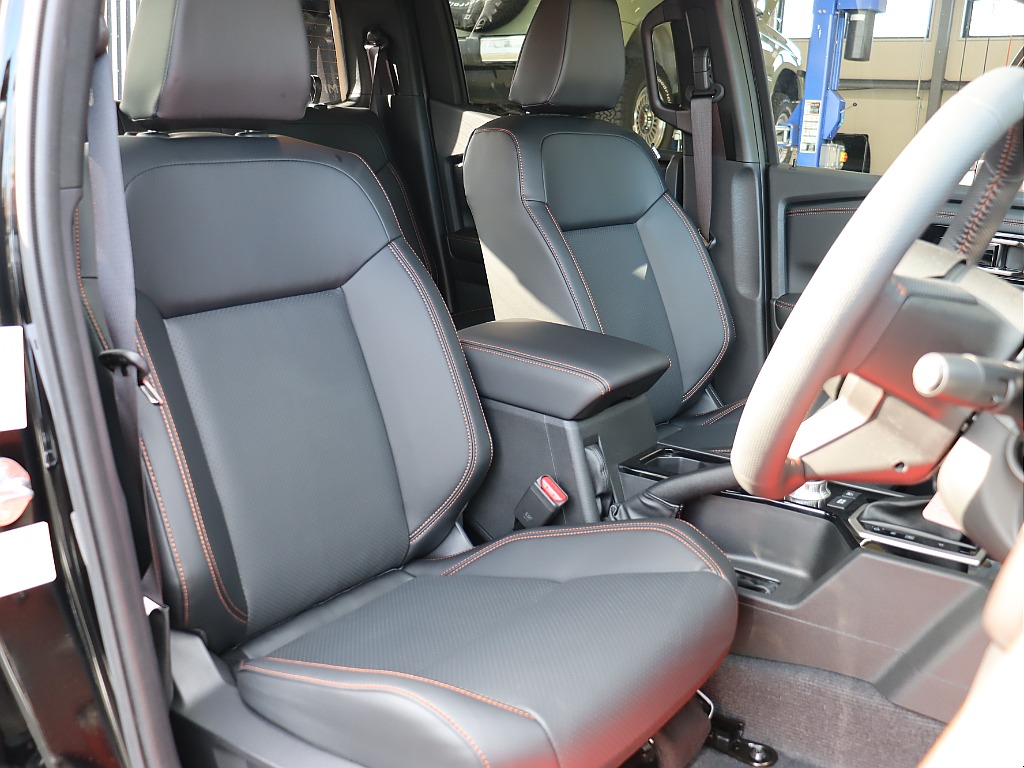 オレンジステッチ付きのレザーシート！