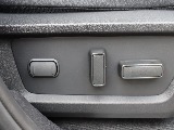 運転席はパワーシート仕様となっております!