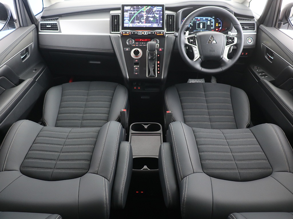 ブラック基調のインテリアですが、革素材と言いインテリアと言いLUXURY感満載！