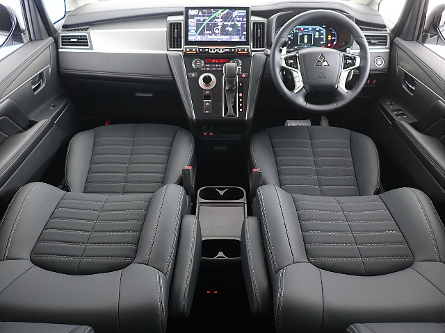 ブラック基調のインテリアですが、革素材と言いインテリアと言いLUXURY感満載！