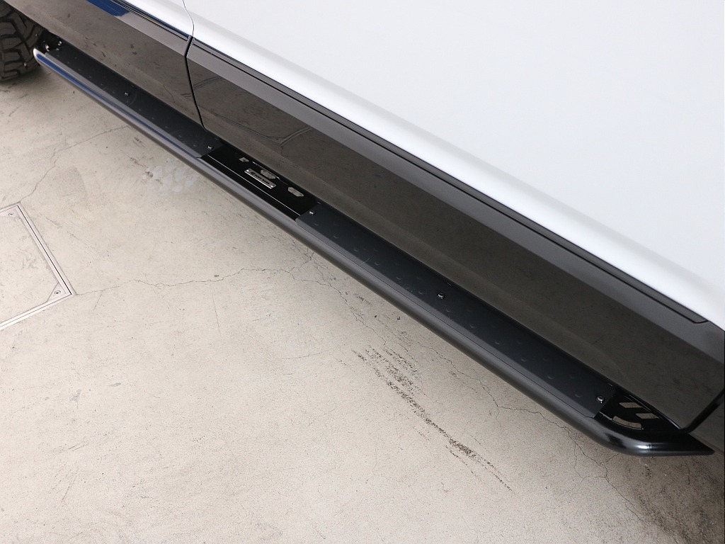 サイドステップ付きで乗り降りも安心です！