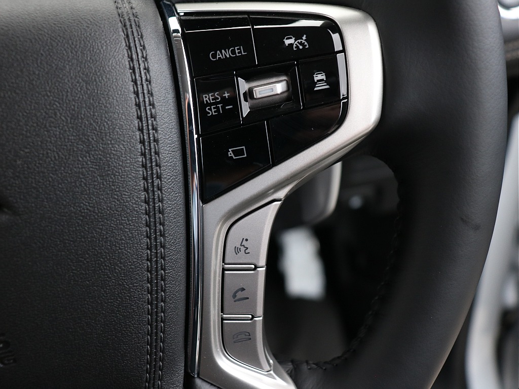 ステアリングスイッチ右！