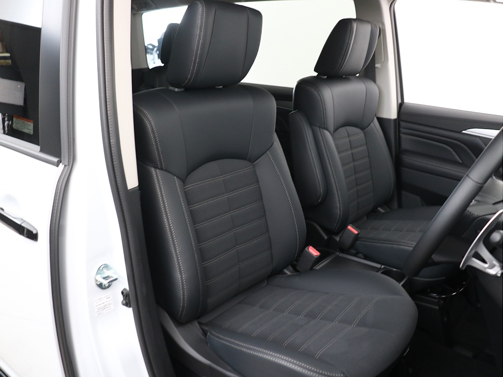 Pグレード標準設定のコンビネーションシート【スエード破水機能付き×合成皮革】！